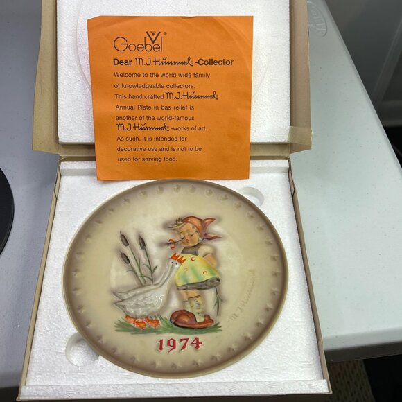 M.J. Hummel 1974 Annual Plate Goose Girl By Goebel 7.5" Decorative Collectible - Picture 2 of 8